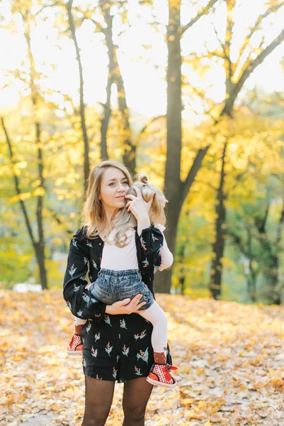 Молодая Мама Красивой Дочерью Гуляют Парку Золотой Осенью Веселитесь Смейтесь — стоковое фото