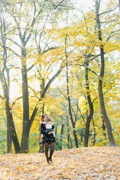Ibu Muda Dengan Putri Cantik Berjalan Taman Musim Gugur Emas — Stok Foto