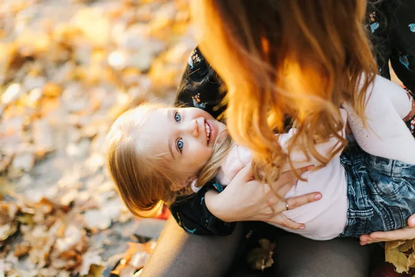 Ung Mamma Med Vackra Dotter Vandrar Parken Den Gyllene Hösten — Stockfoto