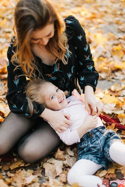 Fiatal Anya Gyönyörű Lánya Séta Parkban Golden Őszi Szórakozni Nevetni — Stock Fotó