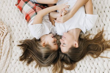 Genç güzel anne kızıyla birlikte ve gülüyor