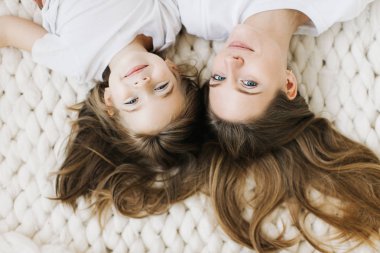 Genç güzel anne kızıyla birlikte ve gülüyor