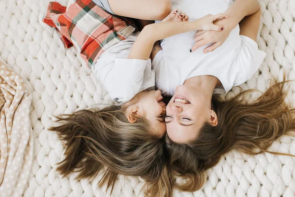 Giovane Bella Madre Con Sua Figlia Ridendo — Foto Stock