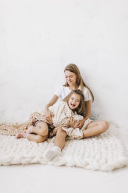 genç güzel anne kızıyla birlikte