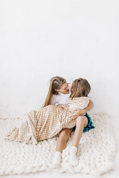 Ibu Muda Yang Cantik Dengan Putrinya — Stok Foto