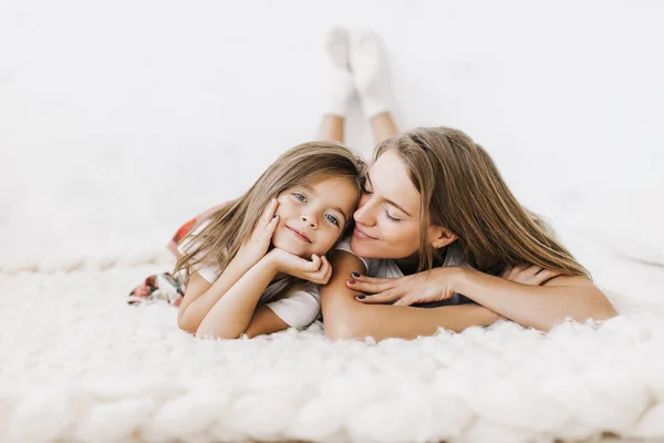 Jovem Bela Mãe Com Sua Filha — Fotografia de Stock