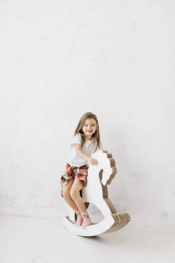 güzel küçük bir kız oyuncaklar ile oynama