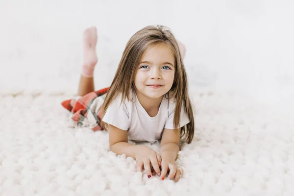 Egy Gyönyörű Kislány Portréja — Stock Fotó
