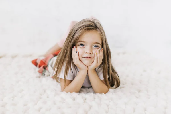 Egy Gyönyörű Kislány Portréja — Stock Fotó