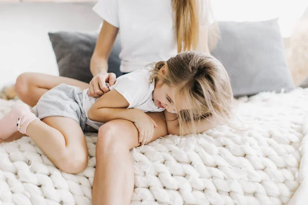 Jovem Bela Mãe Jogar Com Sua Filha — Fotografia de Stock