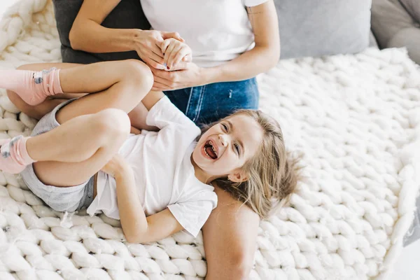 Jovem Bela Mãe Jogar Com Sua Filha — Fotografia de Stock