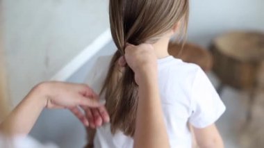 Annesi kızının saç örgü