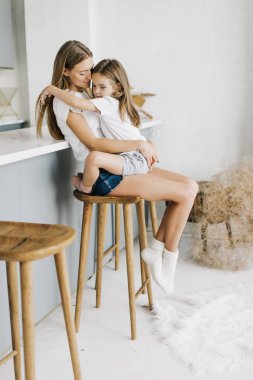  Anne kızı, hugs ve öper için umurunda