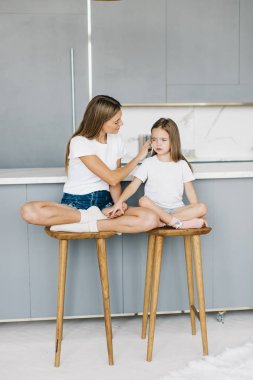 Anne ve kızı eğlenceli ve kahkaha var.