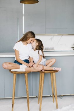 Anne ve kızı eğlenceli ve kahkaha var.