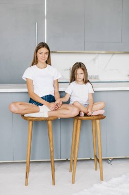 Anne ve kızı eğlenceli ve kahkaha var.