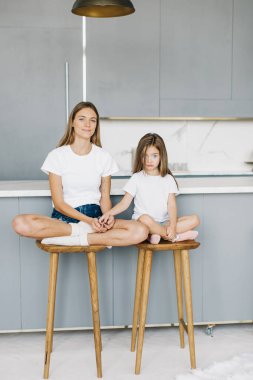 Anne ve kızı eğlenceli ve kahkaha var.