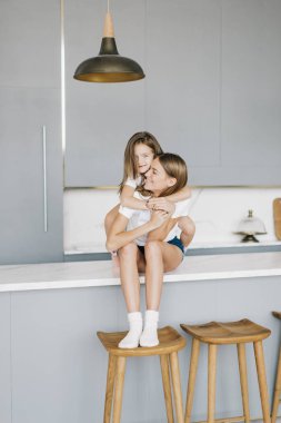 Anne ve kızı eğlenceli ve kahkaha var.