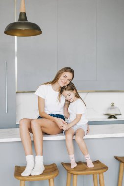 Anne ve kızı eğlenceli ve kahkaha var.