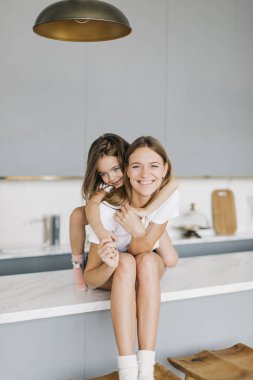 Anne ve kızı eğlenceli ve kahkaha var.