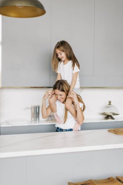 Anne ve kızı eğlenceli ve kahkaha var.