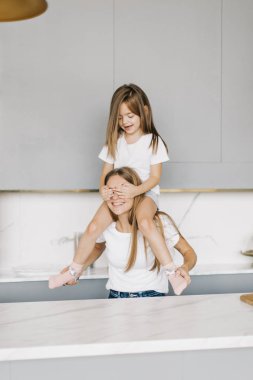 Anne ve kızı eğlenceli ve kahkaha var.