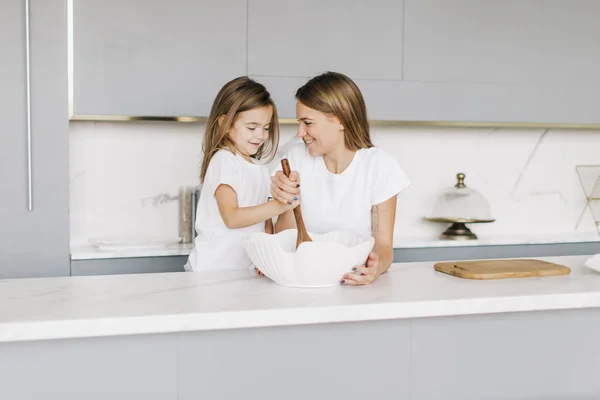 Mãe Filha Cozinhar Cozinha — Fotografia de Stock