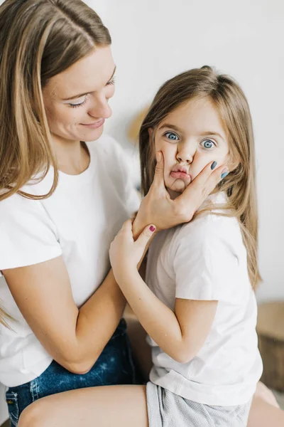 Mama Córka Mają Zabawa Śmiech — Zdjęcie stockowe