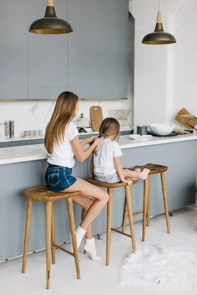 Mãe Tranca Cabelo Filha — Fotografia de Stock