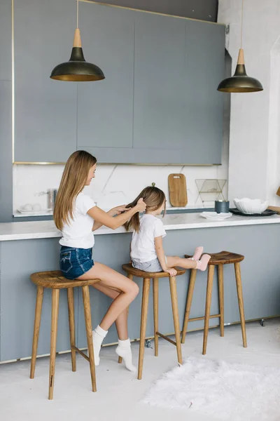 Madre Trecce Capelli Sua Figlia — Foto Stock