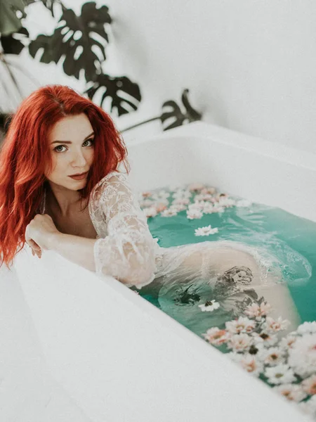 Portret Van Een Mooie Roodharige Meisje Bad Blauwe Water Bloemen — Stockfoto