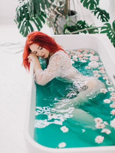 Retrato Una Hermosa Pelirroja Tomando Baño Agua Azul Flores —  Fotos de Stock