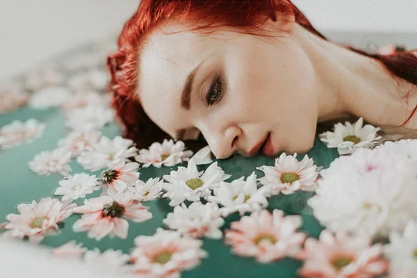 Potret Seorang Gadis Berambut Merah Yang Cantik Mandi Air Biru — Stok Foto
