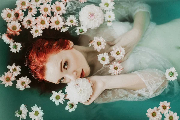 Potret Seorang Gadis Berambut Merah Yang Cantik Mandi Air Biru — Stok Foto