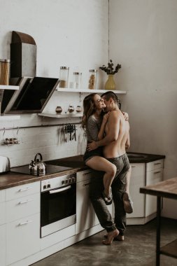 güzel çift mutfakta öpüşme