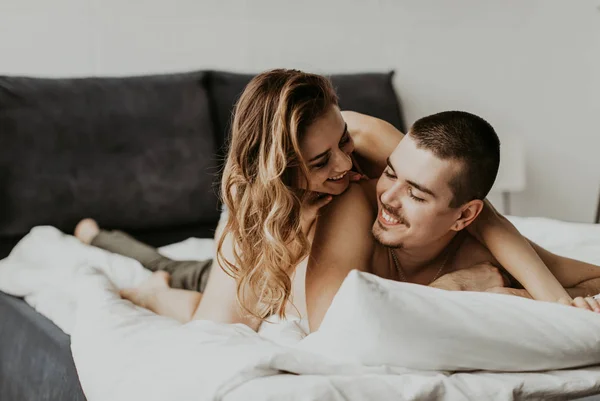 Beautiful Couple Kissing Bed — Stock Photo, Image