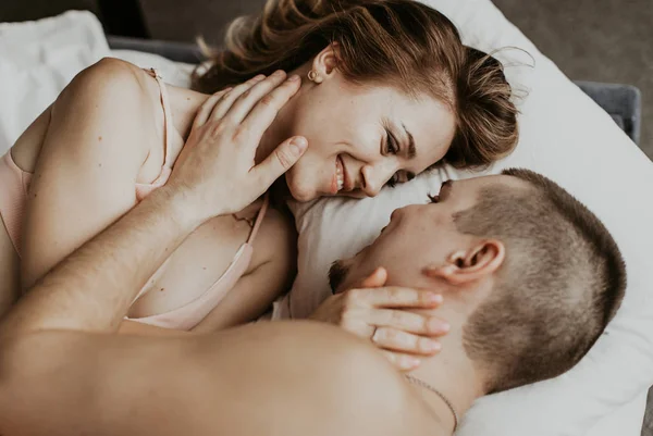 Beautiful Couple Kissing Bed — Stock Photo, Image