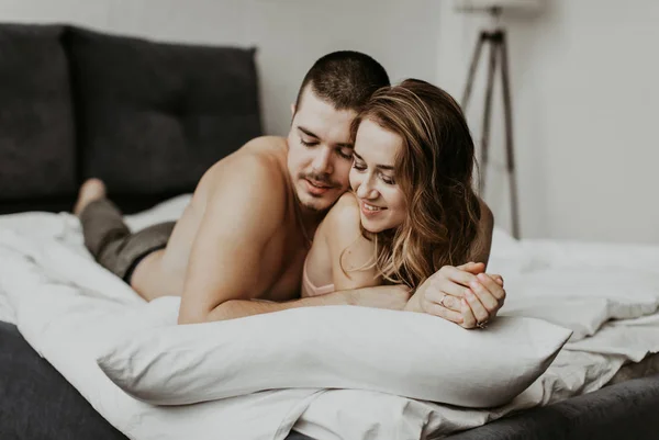 Belo Casal Beijando Cama — Fotografia de Stock