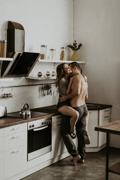 Красивая Пара Целуется Кухне — стоковое фото
