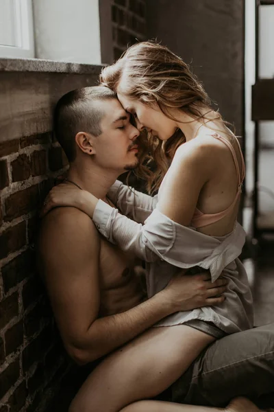 Lindo Casal Beijando Cozinha — Fotografia de Stock