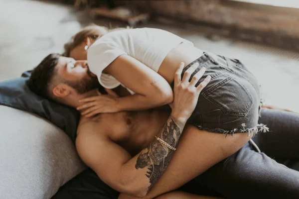 Belo Casal Beijando Cama — Fotografia de Stock