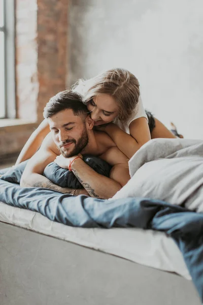 Belo Casal Beijando Cama — Fotografia de Stock