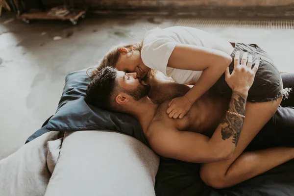 Bella Coppia Baci Letto — Foto Stock