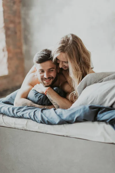 Pasangan Yang Indah Berciuman Tempat Tidur — Stok Foto