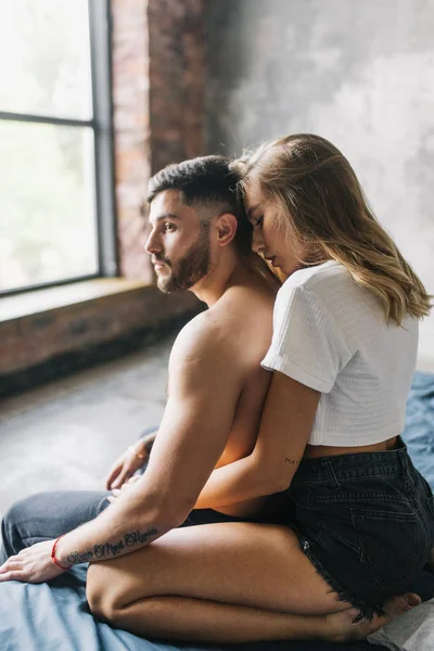 Belo Casal Beijando Cama — Fotografia de Stock