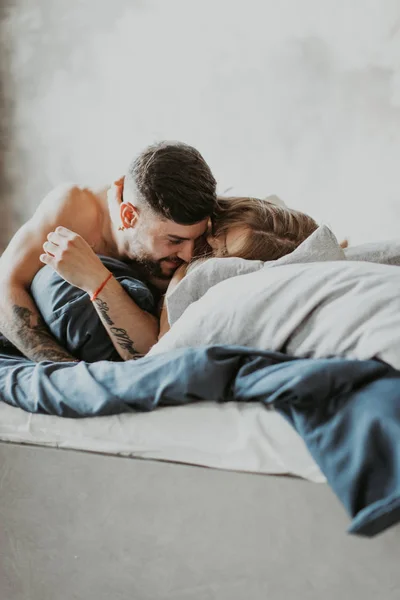Schönes Paar Küsst Bett — Stockfoto