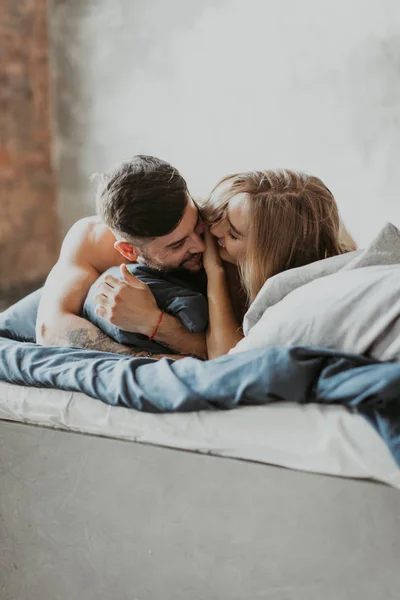 Bella Coppia Baci Letto — Foto Stock