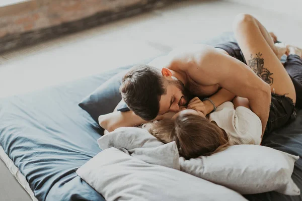 Bella Coppia Baci Letto — Foto Stock