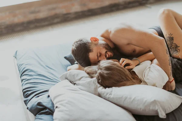 Hermosa Pareja Besándose Cama Fotos de stock libres de derechos