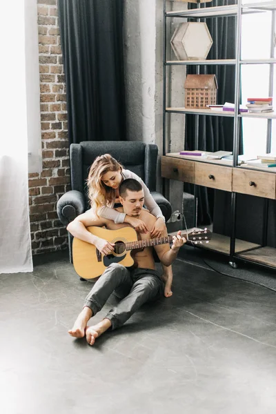 Beautiful Couple Spends Time Together Plays Guitar Having Fun — Stock Photo, Image